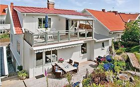 3 Bedroom Beautiful Apartment In Kungshamn